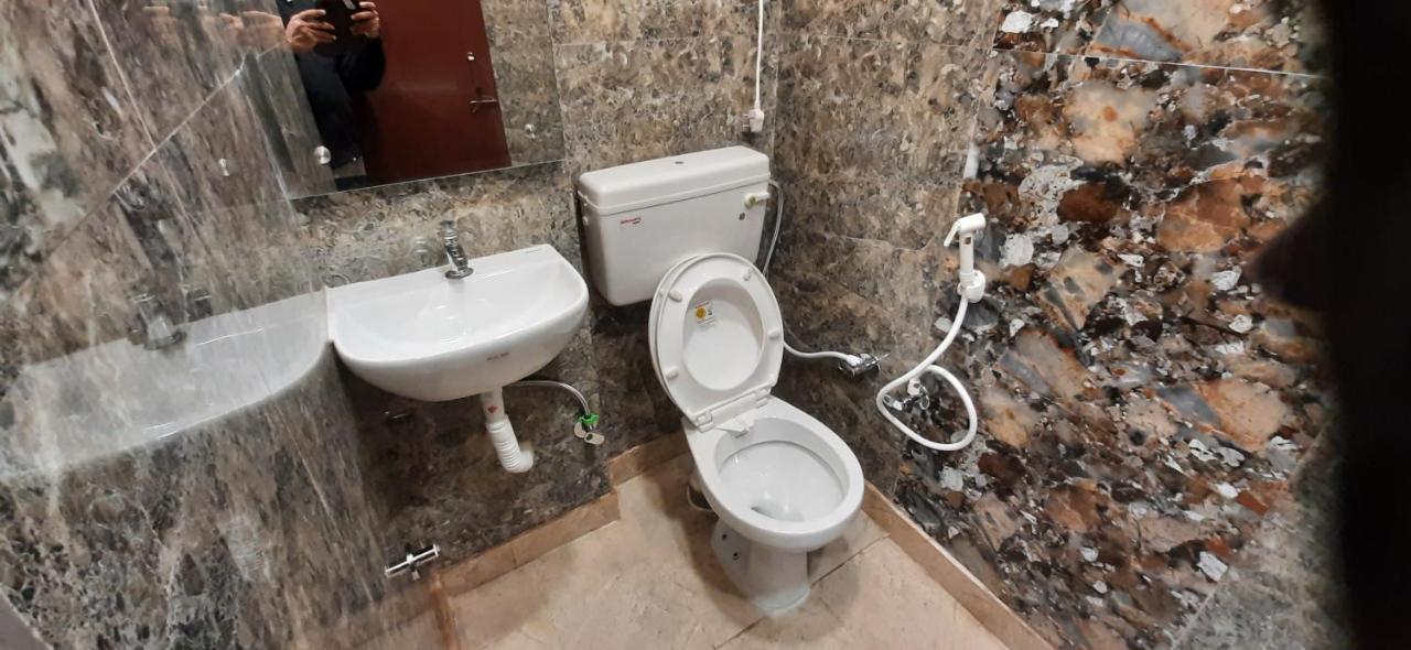 Aggarwal Luxury Room With Private Kitchen Washroom And Balcony Along With Fridge, Ac, Android Tv, Wifi In Main Lajpat Nagar New Delhi Eksteriør bilde